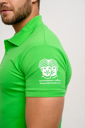 Зеленая рубашка поло с логотипом кафе - фото 1