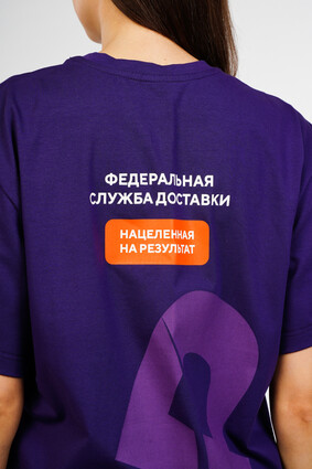 Футболка фиолетовая с логотипом - фото 3 - превью